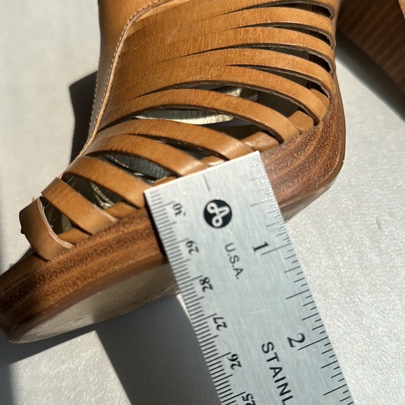 Very comfortable platform sandals. Nice tan leather. - Picture 8 of 9
